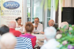 04.07.2025. Busko-Zdrój. XXXI Międzynarodowy Festiwal Muzyczny im. Krystyny Jamroz w Busku-Zdroju. Kawiarenka festiwalowa z udziałem Joanny Woś i Grzegorza Szostaka. Prowadzenie Adam Czopek / Fot. BSCK