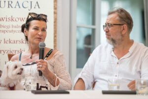 04.07.2025. Busko-Zdrój. XXXI Międzynarodowy Festiwal Muzyczny im. Krystyny Jamroz w Busku-Zdroju. Kawiarenka festiwalowa z udziałem Joanny Woś i Grzegorza Szostaka. Prowadzenie Adam Czopek / Fot. BSCK