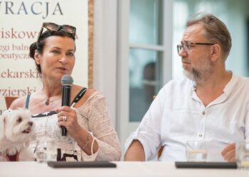 04.07.2025. Busko-Zdrój. XXXI Międzynarodowy Festiwal Muzyczny im. Krystyny Jamroz w Busku-Zdroju. Kawiarenka festiwalowa z udziałem Joanny Woś i Grzegorza Szostaka. Prowadzenie Adam Czopek / Fot. BSCK