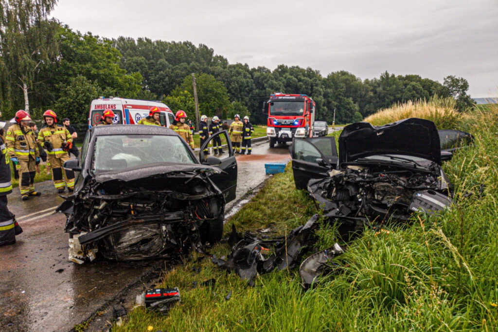 Poważny wypadek. Są ranni, w tym nieletnia - Radio Kielce Poważny wypadek. Są ranni, w tym nieletnia