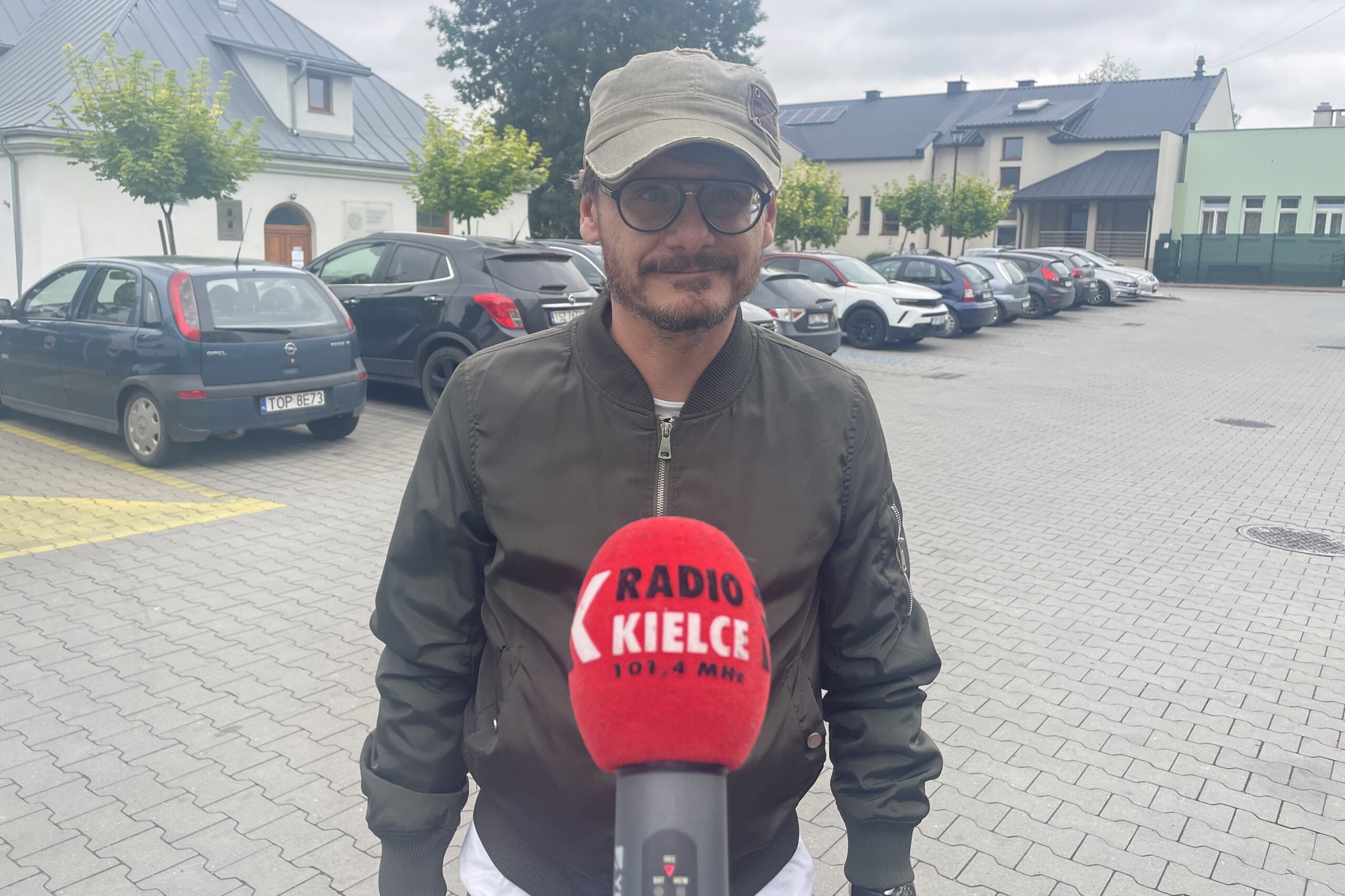 W Opatowie ekipa kręci film pt. „Pogranicznik - pierwsza linia” - Radio Kielce 27.07.2025. Opatów. Plan filmu „Pogranicznik - pierwsza linia”. Na zdjęciu: Konrad Łęcki - reżyser / Fot. Grażyna Szlęzak - Radio Kielce
