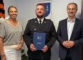 02.07.2025. Ostrowiec Świętokrzyski. Gratulacje dla strażaka Michała Kaczmarczyka. Na zdjęciu: Agnieszka Rogalińska - starosta, Michał Kaczmarczyk, Mariusz Pasternak - przewodniczący rady powiatu / Fot. Starostwo w Ostrowcu