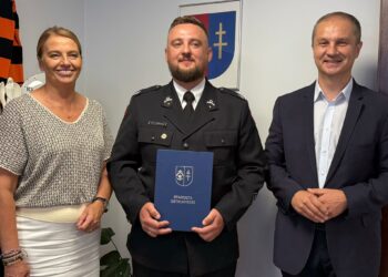 02.07.2025. Ostrowiec Świętokrzyski. Gratulacje dla strażaka Michała Kaczmarczyka. Na zdjęciu: Agnieszka Rogalińska - starosta, Michał Kaczmarczyk, Mariusz Pasternak - przewodniczący rady powiatu / Fot. Starostwo w Ostrowcu