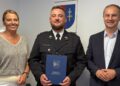 02.07.2025. Ostrowiec Świętokrzyski. Gratulacje dla strażaka Michała Kaczmarczyka. Na zdjęciu: Agnieszka Rogalińska - starosta, Michał Kaczmarczyk, Mariusz Pasternak - przewodniczący rady powiatu / Fot. Starostwo w Ostrowcu