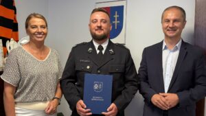 02.07.2025. Ostrowiec Świętokrzyski. Gratulacje dla strażaka Michała Kaczmarczyka. Na zdjęciu: Agnieszka Rogalińska - starosta, Michał Kaczmarczyk, Mariusz Pasternak - przewodniczący rady powiatu / Fot. Starostwo w Ostrowcu
