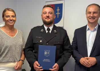 02.07.2025. Ostrowiec Świętokrzyski. Gratulacje dla strażaka Michała Kaczmarczyka. Na zdjęciu: Agnieszka Rogalińska - starosta, Michał Kaczmarczyk, Mariusz Pasternak - przewodniczący rady powiatu / Fot. Starostwo w Ostrowcu
