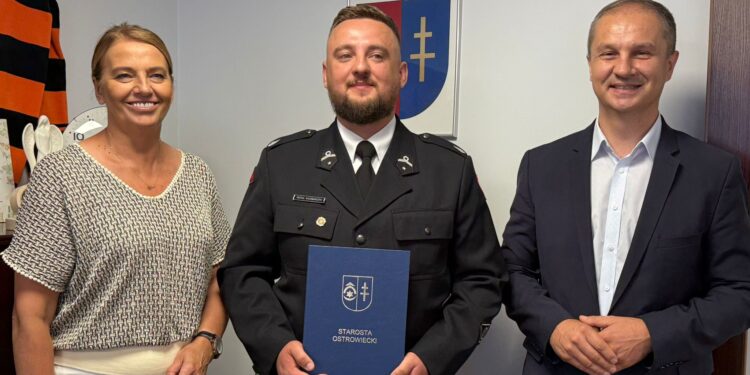 02.07.2025. Ostrowiec Świętokrzyski. Gratulacje dla strażaka Michała Kaczmarczyka. Na zdjęciu: Agnieszka Rogalińska - starosta, Michał Kaczmarczyk, Mariusz Pasternak - przewodniczący rady powiatu / Fot. Starostwo w Ostrowcu