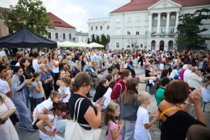 Harcerze - tancerze opanowali kielecki Rynek