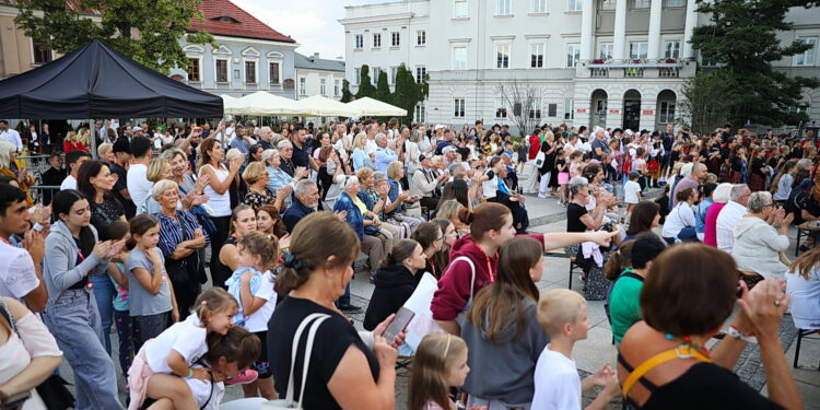 Harcerze - tancerze opanowali kielecki Rynek