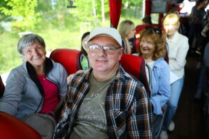 16.07.2025. Kielce. Grupa osób niepełnosprawnych i wolontariuszy wyjeżdża na dwutygodniowy turnus wypoczynkowy do Sarbinowa / Fot. Wiktor Taszłow - Radio Kielce
