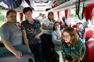 16.07.2025. Kielce. Grupa osób niepełnosprawnych i wolontariuszy wyjeżdża na dwutygodniowy turnus wypoczynkowy do Sarbinowa / Fot. Wiktor Taszłow - Radio Kielce