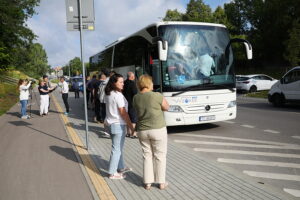 16.07.2025. Kielce. Grupa osób niepełnosprawnych i wolontariuszy wyjeżdża na dwutygodniowy turnus wypoczynkowy do Sarbinowa / Fot. Wiktor Taszłow - Radio Kielce