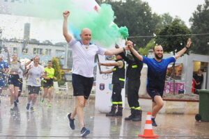 Honorowy zakład połączył dwie gminy. Bieg zakończył się w deszczu
