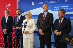 01.07.2025. Kielce. Podpisanie umowy na dofinansowanie zakupu nowych pociągów dla Polregio / Fot. Wiktor Taszłow - Radio Kielce