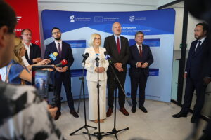 01.07.2025. Kielce. Podpisanie umowy na dofinansowanie zakupu nowych pociągów dla Polregio / Fot. Wiktor Taszłow - Radio Kielce