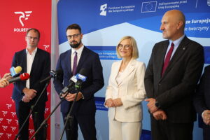 01.07.2025. Kielce. Podpisanie umowy na dofinansowanie zakupu nowych pociągów dla Polregio / Fot. Wiktor Taszłow - Radio Kielce