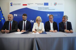 01.07.2025. Kielce. Podpisanie umowy na dofinansowanie zakupu nowych pociągów dla Polregio / Fot. Wiktor Taszłow - Radio Kielce