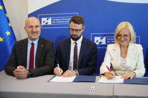 01.07.2025. Kielce. Podpisanie umowy na dofinansowanie zakupu nowych pociągów dla Polregio / Fot. Wiktor Taszłow - Radio Kielce