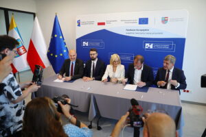 01.07.2025. Kielce. Podpisanie umowy na dofinansowanie zakupu nowych pociągów dla Polregio / Fot. Wiktor Taszłow - Radio Kielce