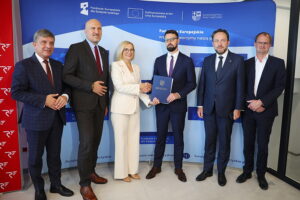 01.07.2025. Kielce. Podpisanie umowy na dofinansowanie zakupu nowych pociągów dla Polregio / Fot. Wiktor Taszłow - Radio Kielce