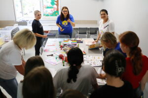 08.07.2025. Wolontariusze Fundacji Dr Clown odwiedzają niepełnoletnich pacjentów na oddziale psychiatrycznym w Świętokrzyskim Centrum Psychiatrycznym / Fot. Wiktor Taszłow - Radio Kielce