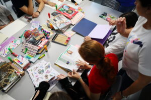 08.07.2025. Wolontariusze Fundacji Dr Clown odwiedzają niepełnoletnich pacjentów na oddziale psychiatrycznym w Świętokrzyskim Centrum Psychiatrycznym / Fot. Wiktor Taszłow - Radio Kielce