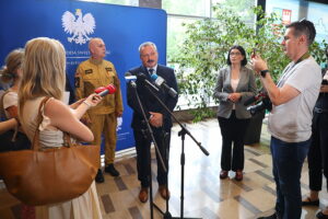 08.07.2025. Kielce. Świętokrzyski Urząd Wojewódzki w Kielcach. Konferencja dot. działań w związku ze zbliżającymi się intensywnymi i nawalnymi opadami deszczu w regionie / Fot. Wiktor Taszłow - Radio Kielce