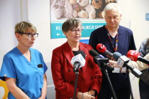 10.07.2025. Kielce. Świętokrzyskie Centrum Pediatrii. Briefing z udziałem konsultanta krajowego w dziedzinie chirurgii dziecięcej dotyczący bardzo dużej liczbie wypadków na hulajnogach elektrycznych / Fot. Wiktor Taszłow – Radio Kielce