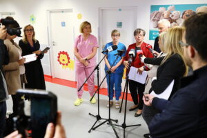 10.07.2025. Kielce. Świętokrzyskie Centrum Pediatrii. Briefing z udziałem konsultanta krajowego w dziedzinie chirurgii dziecięcej dotyczący bardzo dużej liczbie wypadków na hulajnogach elektrycznych / Fot. Wiktor Taszłow – Radio Kielce