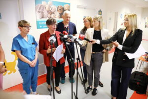 10.07.2025. Kielce. Świętokrzyskie Centrum Pediatrii. Briefing z udziałem konsultanta krajowego w dziedzinie chirurgii dziecięcej dotyczący bardzo dużej liczbie wypadków na hulajnogach elektrycznych / Fot. Wiktor Taszłow – Radio Kielce
