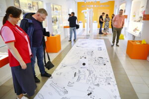 10.07.2025. Kielce. Muzeum Zabawek i Zabawy. Wystawa „Nie tylko dla urwisów – światy Edmunda Niziurskiego” / Fot. Wiktor Taszłow - Radio Kielce