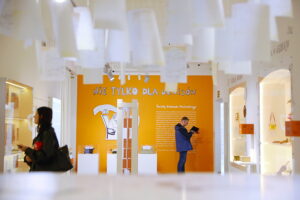 10.07.2025. Kielce. Muzeum Zabawek i Zabawy. Wystawa „Nie tylko dla urwisów – światy Edmunda Niziurskiego” / Fot. Wiktor Taszłow - Radio Kielce