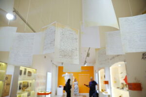 10.07.2025. Kielce. Muzeum Zabawek i Zabawy. Wystawa „Nie tylko dla urwisów – światy Edmunda Niziurskiego” / Fot. Wiktor Taszłow - Radio Kielce