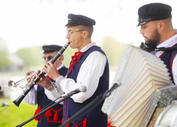 RYM SIĘ NIESIE PO POLU PO LESIE. „Dołkiem dziewczyno” [POSŁUCHAJ] - Radio Kielce