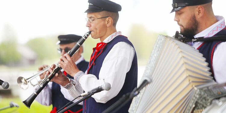 RYM SIĘ NIESIE PO POLU PO LESIE. „Dołkiem dziewczyno” [POSŁUCHAJ] - Radio Kielce