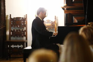 12.07.2025 Kielce. "Chopinowskie Inspiracje". Gra Kamil Pacholec / Fot. Wiktor Taszłow - Radio Kielce
