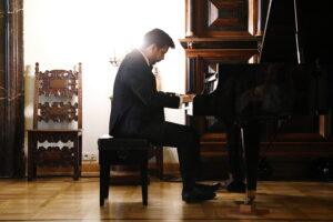 12.07.2025 Kielce. "Chopinowskie Inspiracje". Gra Kamil Pacholec / Fot. Wiktor Taszłow - Radio Kielce