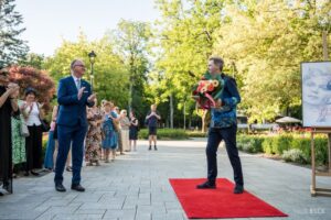 01.07.2025. Busko-Zdrój. XXXI Międzynarodowy Festiwal Muzyczny im. Krystyny Jamroz. Słoneczko w Alei Gwiazd odsłonił Jacek Rogala / Fot. BSCK - Facebook