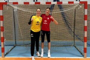 Na zdjęciu (od lewej): Nina Smelcerz i Julia Grzesista / Fot. Suzuki Korona Handball Kielce - Facebook