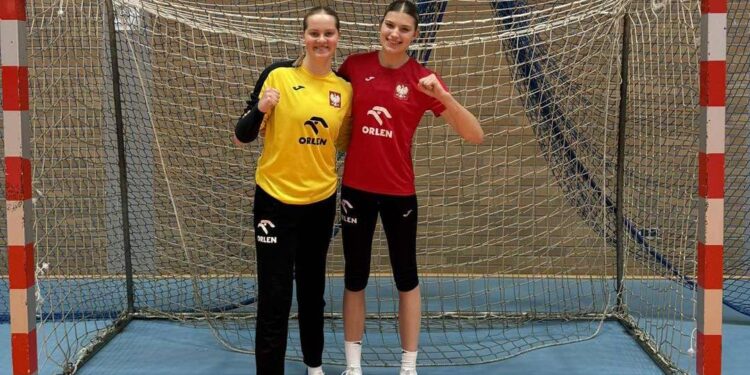 Na zdjęciu (od lewej): Nina Smelcerz i Julia Grzesista / Fot. Suzuki Korona Handball Kielce - Facebook