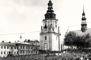 3.09.1930. Kielce. Plac Najświętszej Marii Panny. Wiec protestacyjny przeciwko niemieckim tendencjom do rewizji granic z Polską / źródło: Narodowe Archiwum Cyfrowe