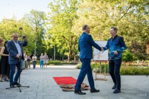 01.07.2025. Busko-Zdrój. XXXI Międzynarodowy Festiwal Muzyczny im. Krystyny Jamroz. Słoneczko w Alei Gwiazd odsłonił Jacek Rogala / Fot. BSCK - Facebook