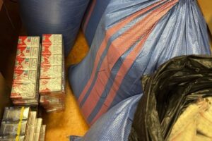 14.07.2025. Ostrowiec Świętokrzyski. Zabezpieczone materiały dowodowe / źródło: KPP w Ostrowcu Świętokrzyskim