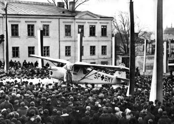 14.11.1937. Kielce. Plac Najświętszej Marii Panny. Uczestnicy uroczystości poświęcenia samolotu sanitarnego ufundowanego przez duchowieństwo diecezji kieleckiej przed budynkiem plebanii / źródło: Narodowe Archiwum Cyfrowe
