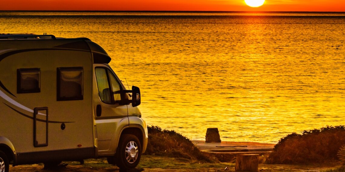 ABC caravaningu. Nocowanie kamperem „na dziko”
