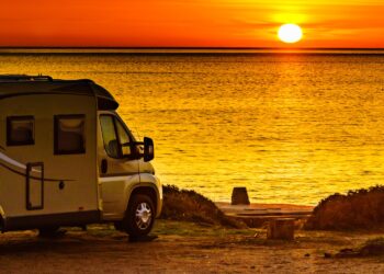 ABC caravaningu. Nocowanie kamperem „na dziko”
