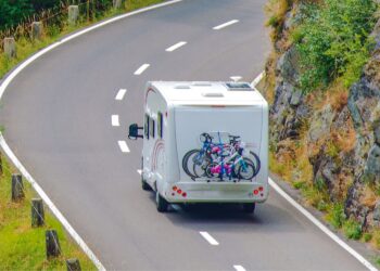 ABC caravaningu. Pakujemy dom na kółkach / źródło: canva.com