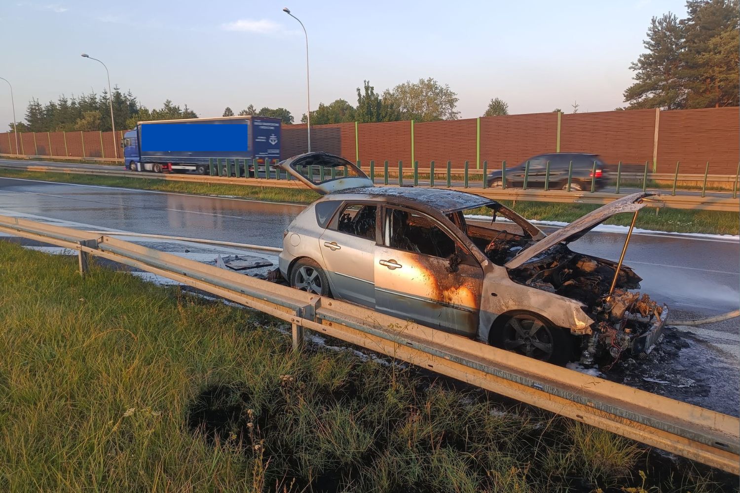Pożar samochodu na drodze ekspresowej