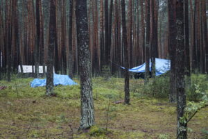 10.07.2025. Nadleśnictwo Mokra. Kontrola obozu harcerskiego przez wojewodę i służby / Fot. Adrian Karwat – Radio Kielce