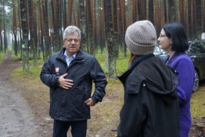 10.07.2025. Nadleśnictwo Mokra. Kontrola obozu harcerskiego przez wojewodę i służby / Fot. Adrian Karwat – Radio Kielce
